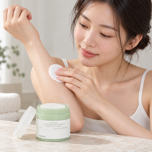 Celimax Ji Woo Gae One Step Body Brightening Pad — 60 pads / 110 ml — model demonstrating use