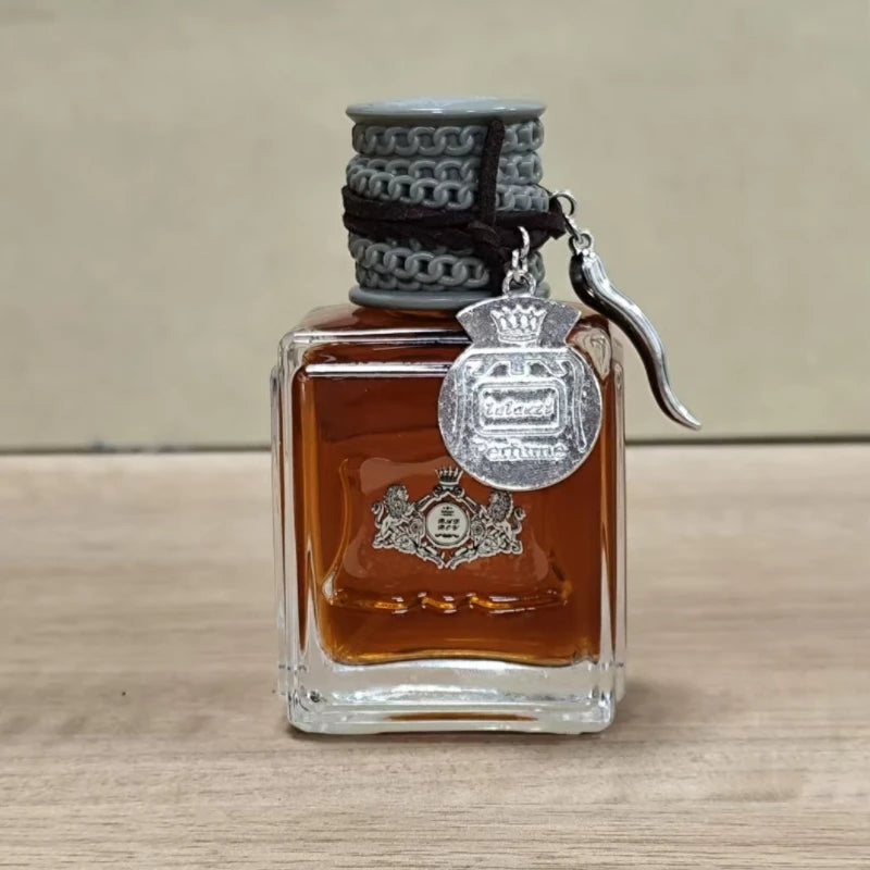 EELHOE Oud Wood & Sandalwood Oriental Eau de Toilette — oud wood + sandalwood — spray nozzle detail on white background