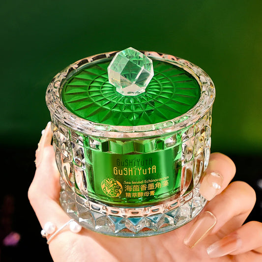 Jar of moisturizing face cream with sea fennel algae extract