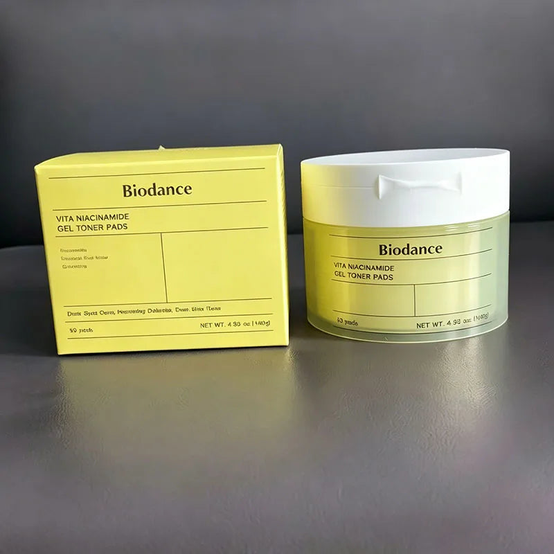 Gel toner pads soaked in ampoule serum for deep moisture, hydration and brightening, suitable for all skin types.