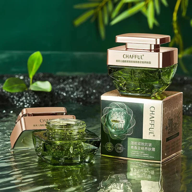 SkinSwaag Beauty — CHAFFUL Sea Grape Cream — Moisturizing effect demonstration on skin