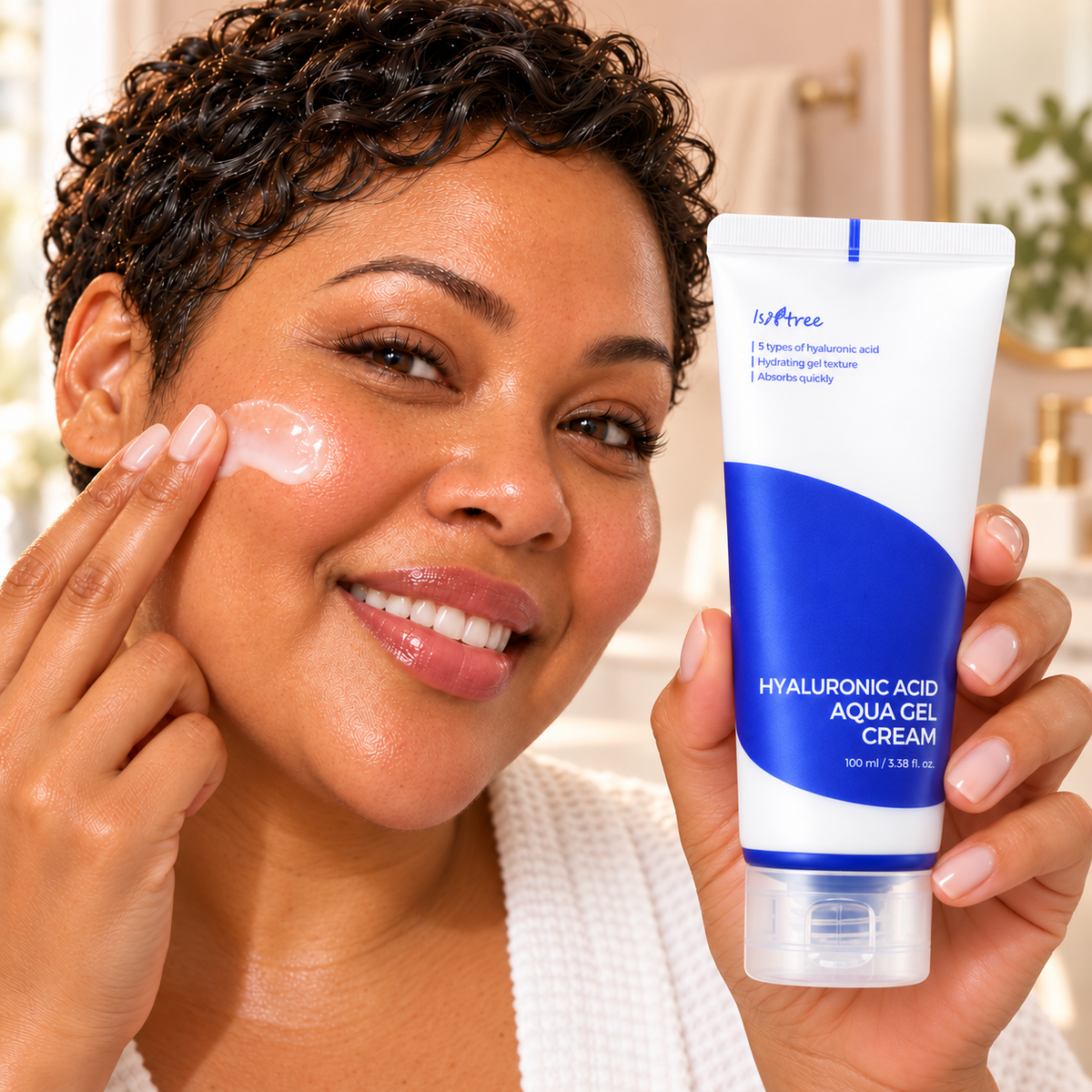 Model applying Isntree Hyaluronic Acid Aqua Gel Cream 100 ml