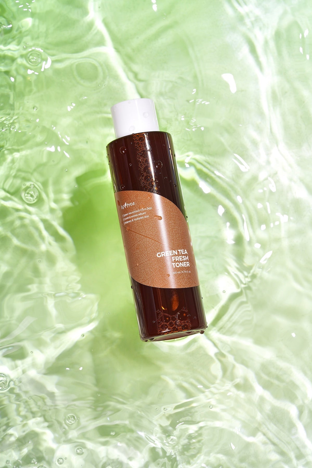 Isntree Green Tea Fresh Toner 200 ml — bottle in water