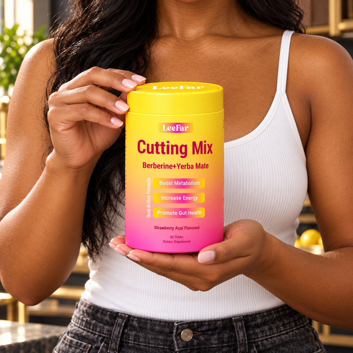 LeeFar Cutting Mix Strawberry Açaí 30-stick closed package — hands presenting the closed lid and front label