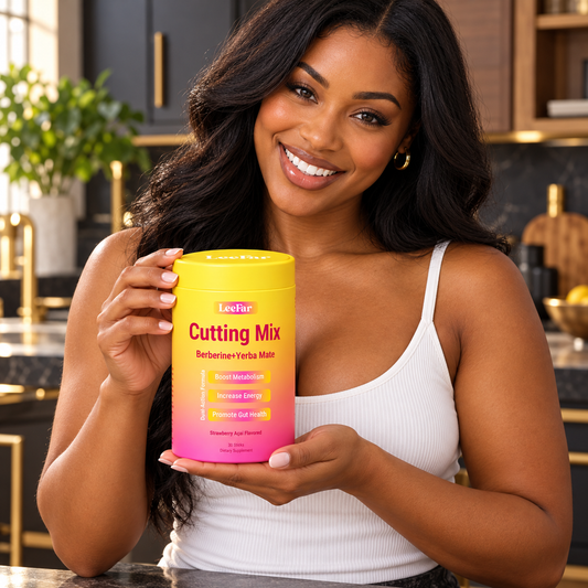 LeeFar Cutting Mix Strawberry Açaí 30-stick closed package — model presenting in a warm home kitchen