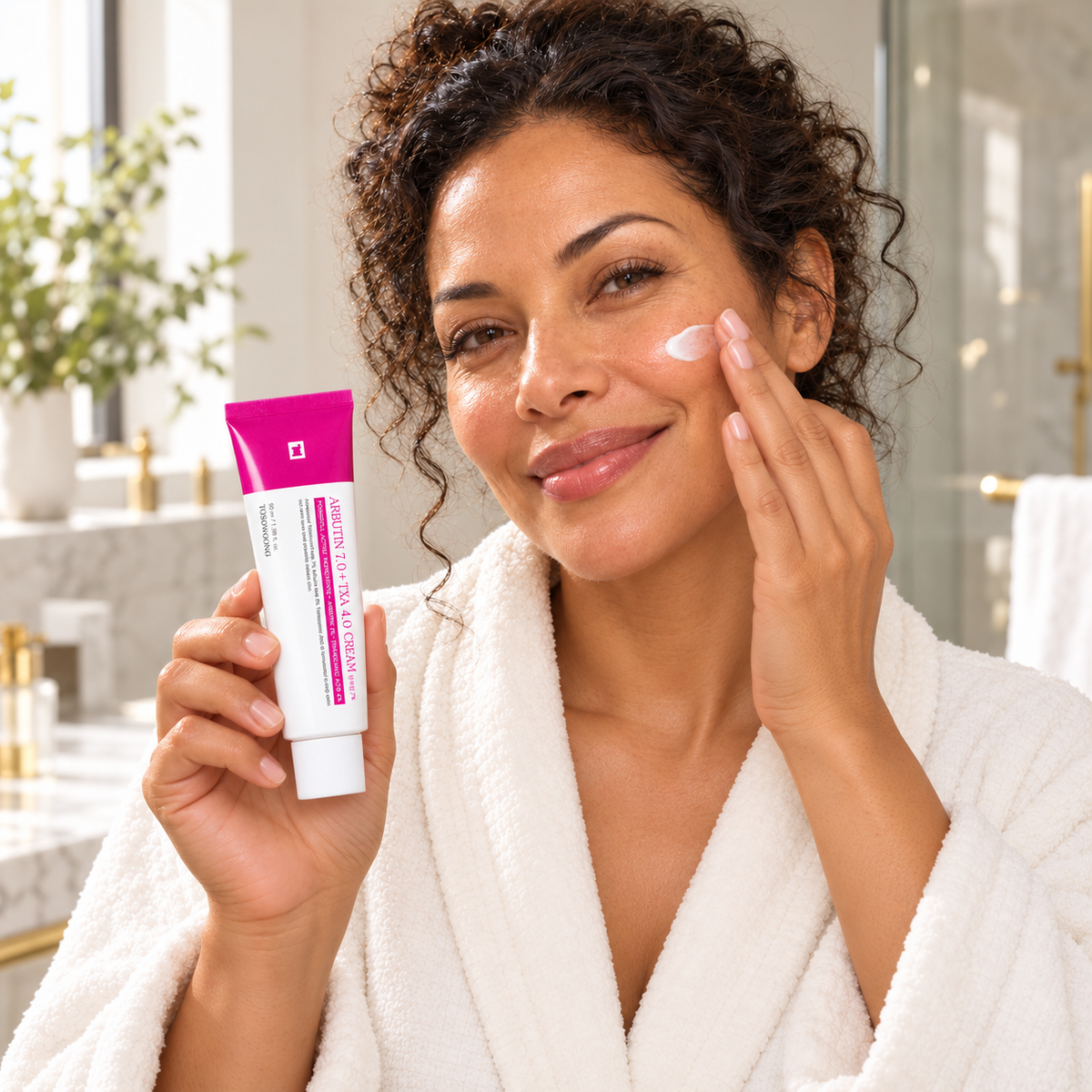 Illustrative skincare application with TOSOWOONG Arbutin 7.0 + TXA 4.0 Cream
