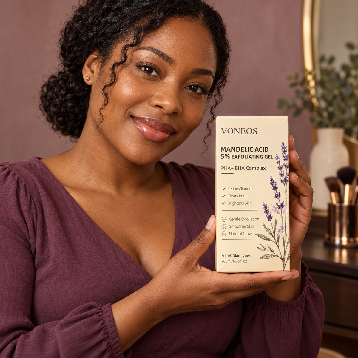 Adult woman presenting the sealed VONEOS Mandelic Acid 5% Exfoliating Gel 200 ml carton